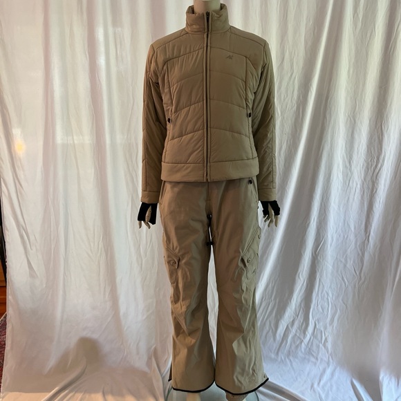 Like new 3-piece snowboard outfit. Highly technical, high quality, Size S. DEAL! - Picture 12 of 16